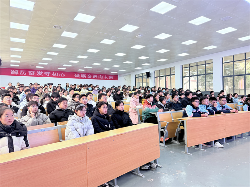 我校开展“举旗帜·送理论”学习贯彻党的二十届四中全会精神专题宣讲